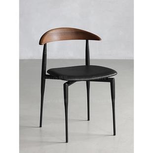 意式 轻奢高端客厅RON核桃木餐椅中古覆古铁艺皮面牛角休闲靠背椅