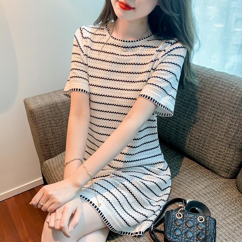 孕妇连衣裙夏季薄款2024新款减龄显瘦条纹冰丝夏天短袖小个子裙子