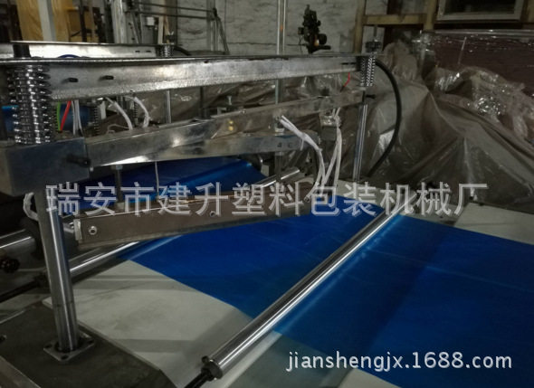 专业生产多功能斜肩挂衣袋制袋机