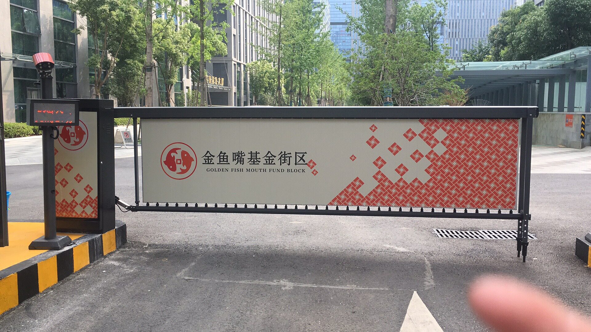 百盛智能停车场道闸百叶窗翻转