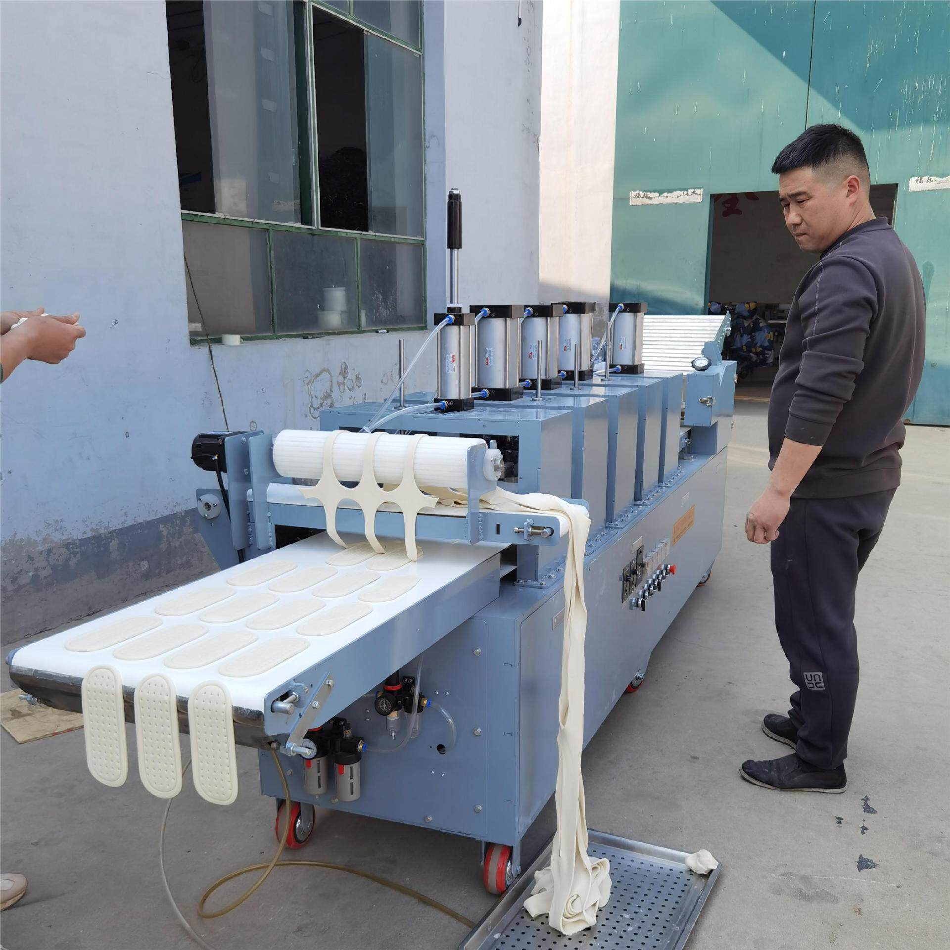 全自动白吉馍机商用白吉饼肉夹馍机花型饼成型机仿手工里脊肉饼机