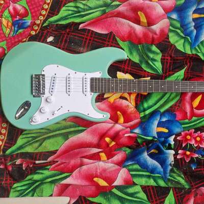 跨境ST电吉他三单拾音枫琴头杨木琴体22品初学者入门级电吉他