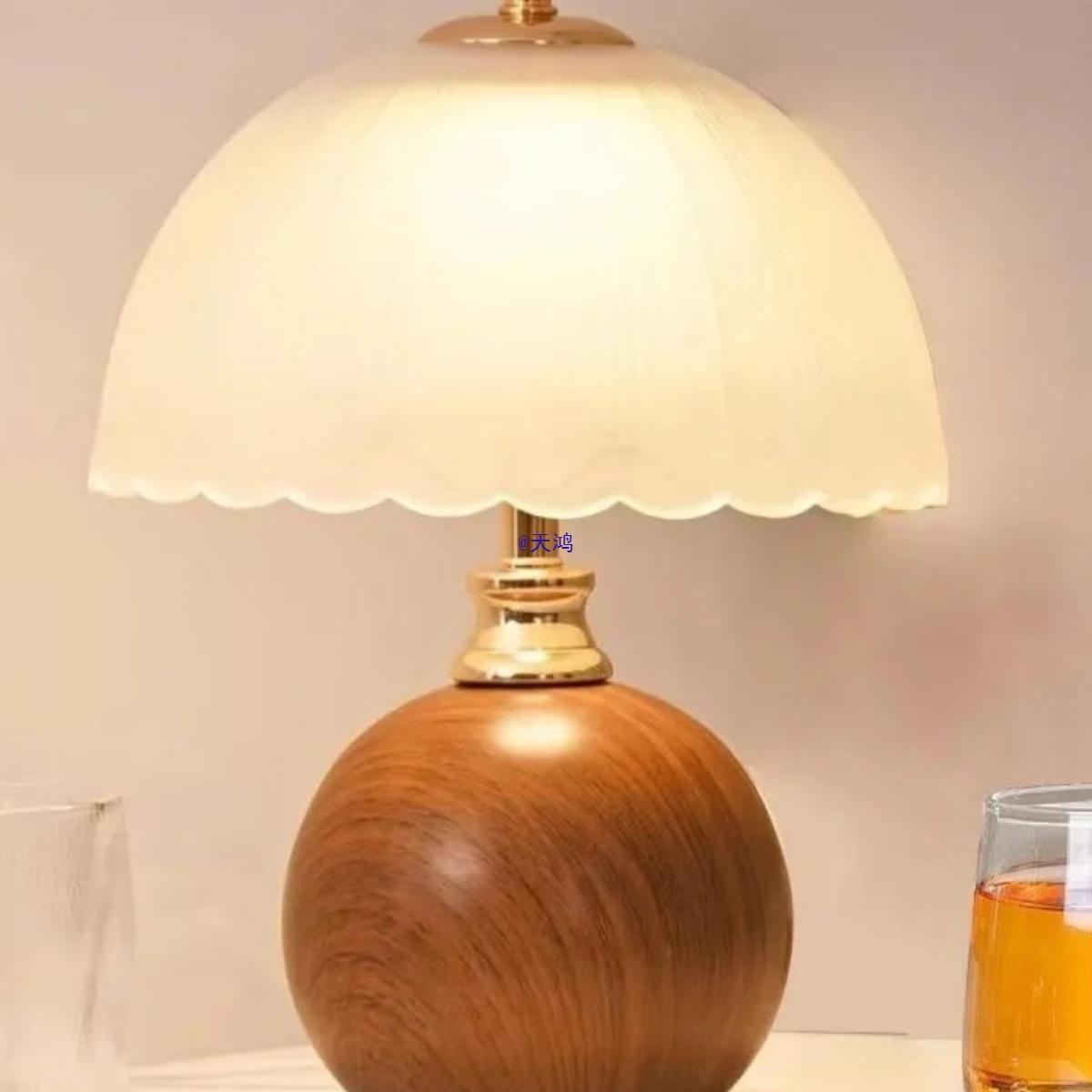 奶油风创意感轻奢卧室台灯2025床头柜主卧结婚长明氛围小夜灯