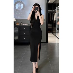 法式气质黑色挂脖吊带连衣裙子女夏季2026新款高级感收腰包臀长裙
