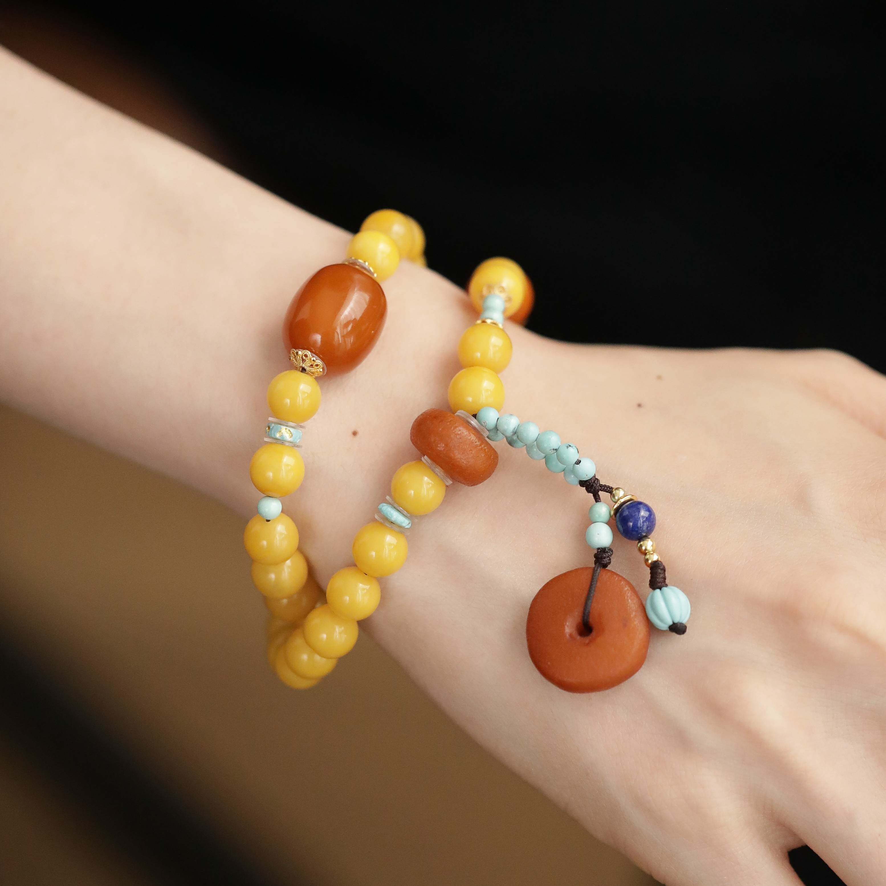 S13004鸡油黄蜜蜡绿松石青金石弹力手串时尚百搭新中式国风老型珠