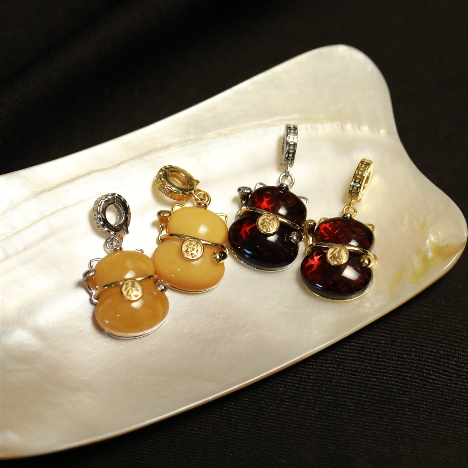 S925银血珀蜜蜡招财猫吊坠约2.2g1.2*1.7cm M6911