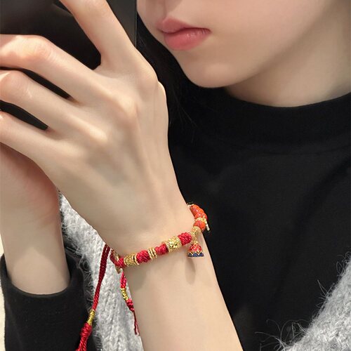 S925银南红玛瑙圆珠金色山鬼牌红绳抽拉手绳 S10093