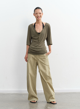 LINY LIBERTY 25SS 复古设计感不对称纽扣V领宽松中袖T恤女上衣