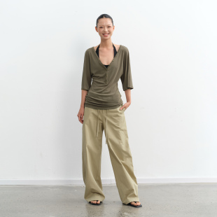 复古设计感不对称纽扣V领宽松中袖 25SS T恤女上衣 LIBERTY LINY