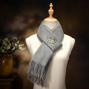 2025高档手工刺绣水波纹羊绒旗袍围巾外搭女款湘绣胸针送礼套盒装