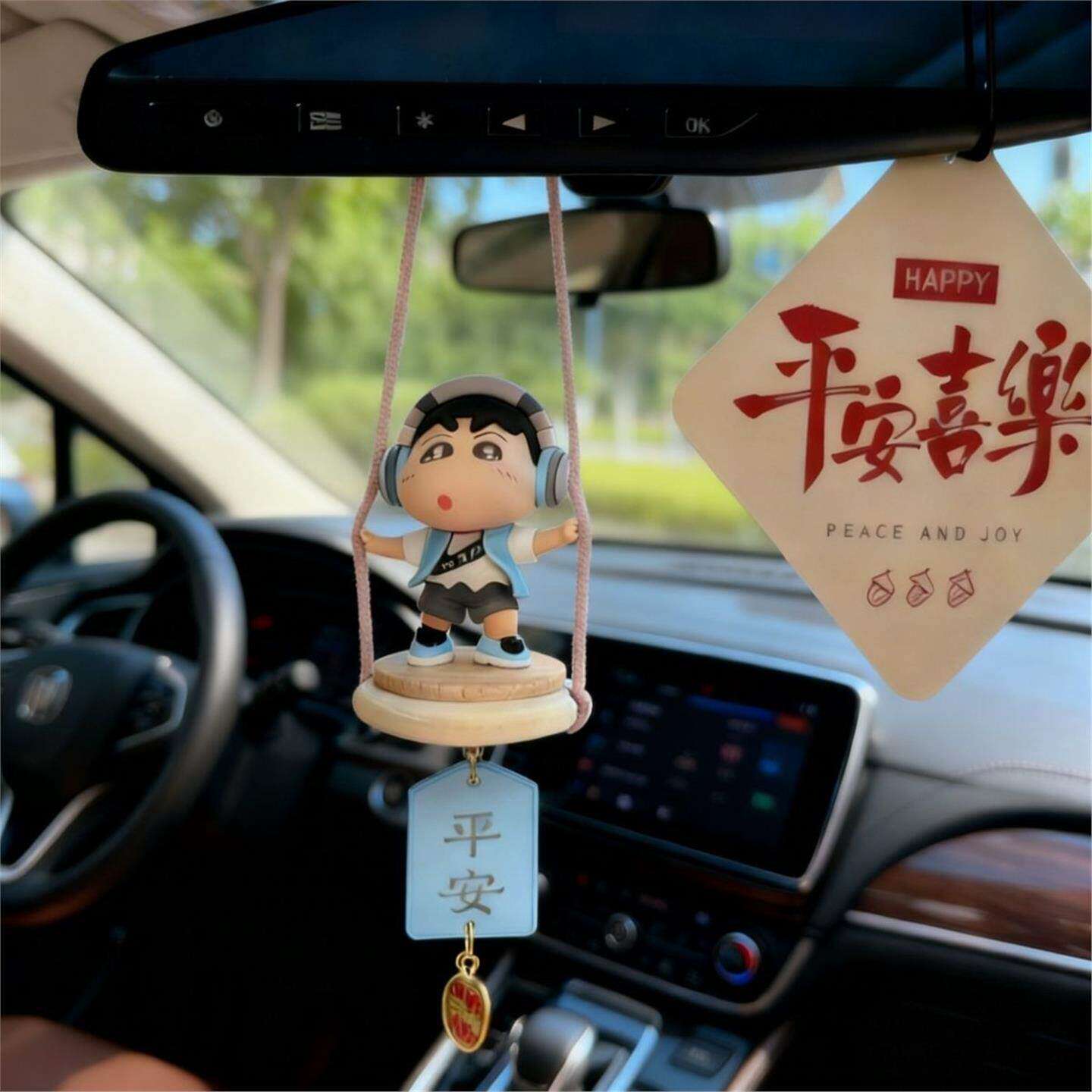 蜡笔小新荡秋千车载平安吊坠