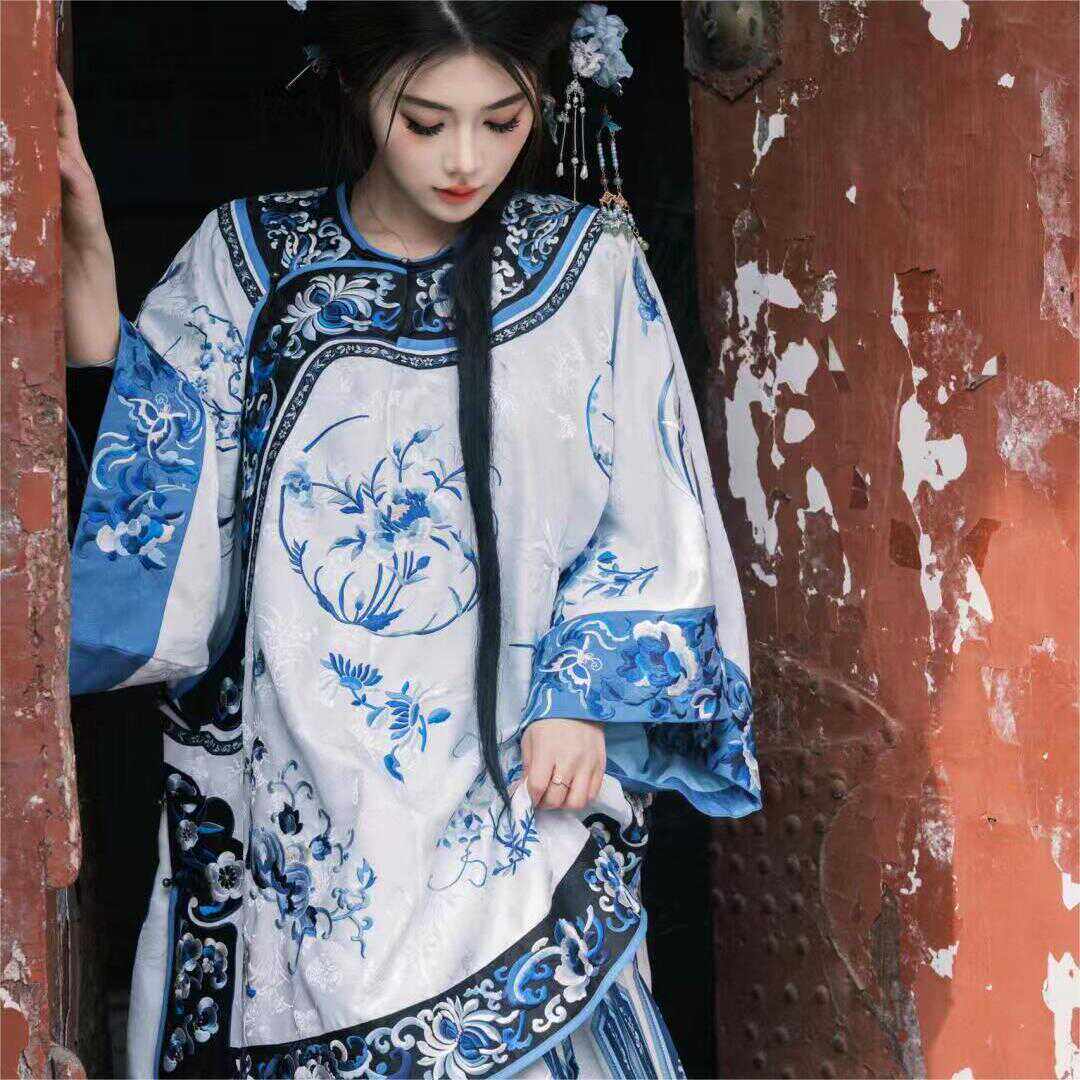 万针刺绣清汉女格格汉服汉元素青花瓷重工清代民国晋商少奶奶套装