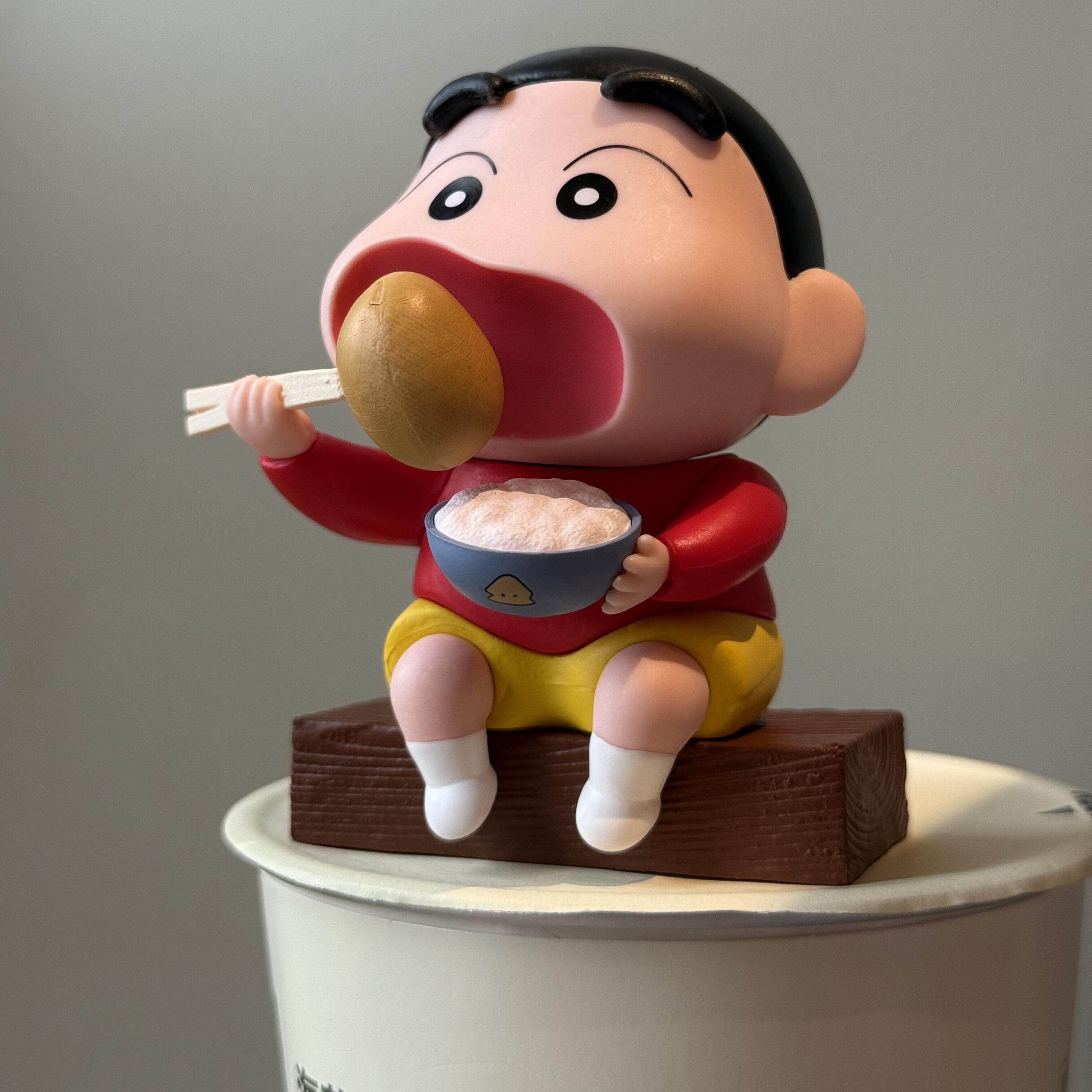 可爱吃马铃薯蜡笔小新啃土豆公仔桌面摆件车载潮玩手办女生礼物