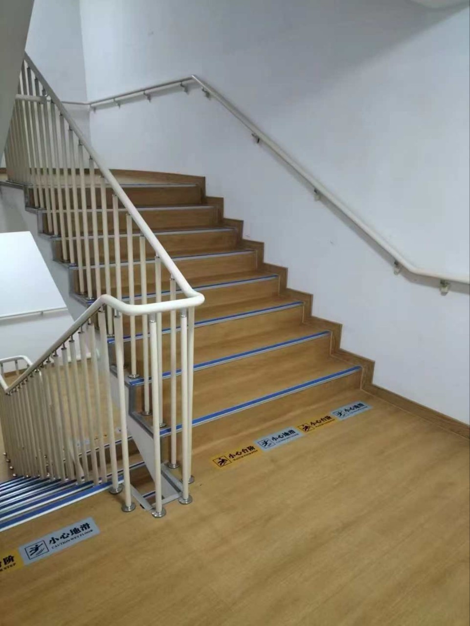 厂家直树脂阳台护栏 学校幼儿园楼梯栏杆靠墙木纹树脂扶手