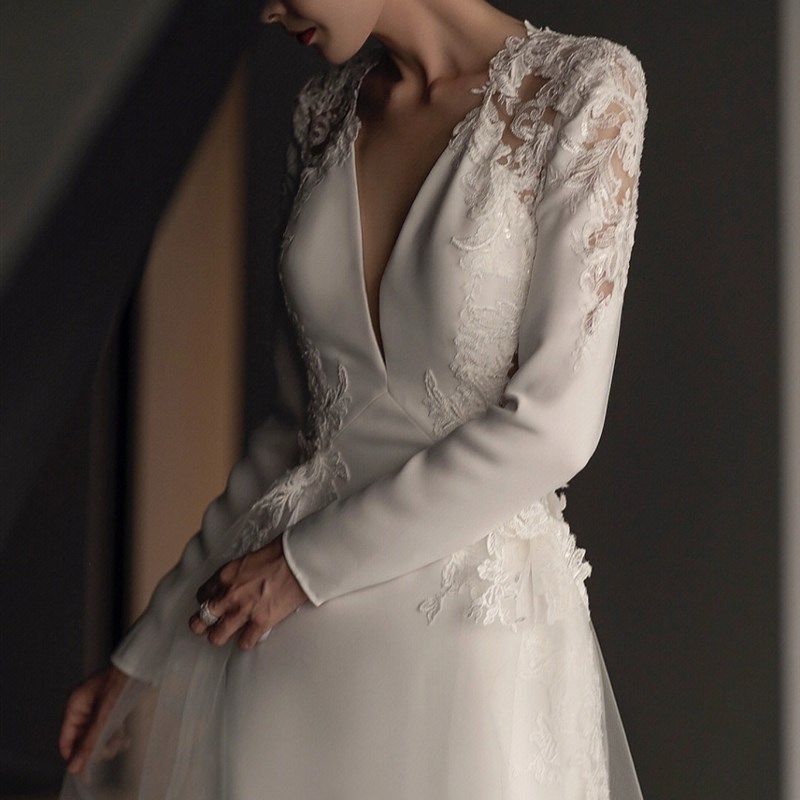 法式轻婚纱2024款新娘长袖V领缎面蕾丝出门纱鱼尾礼服拖尾瘦宴会