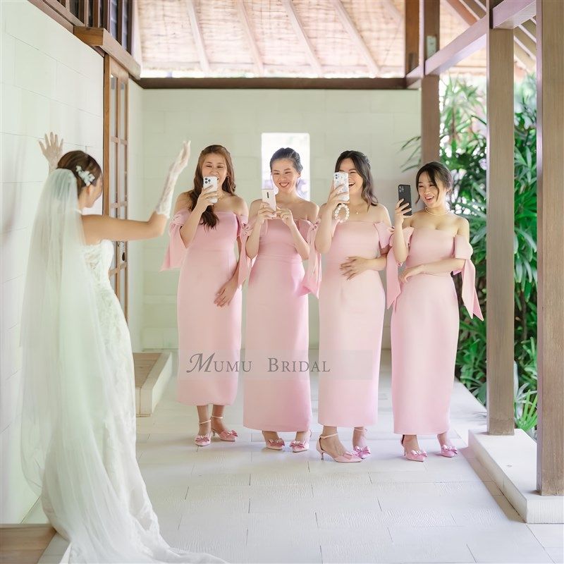 一字肩粉色缎面姐妹团伴娘服2024新款高级小众简单大方伴娘裙大码