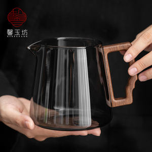 馨玉坊菸灰玻璃公道杯高档分茶器胡桃木把加厚耐热倒茶杯大号茶海