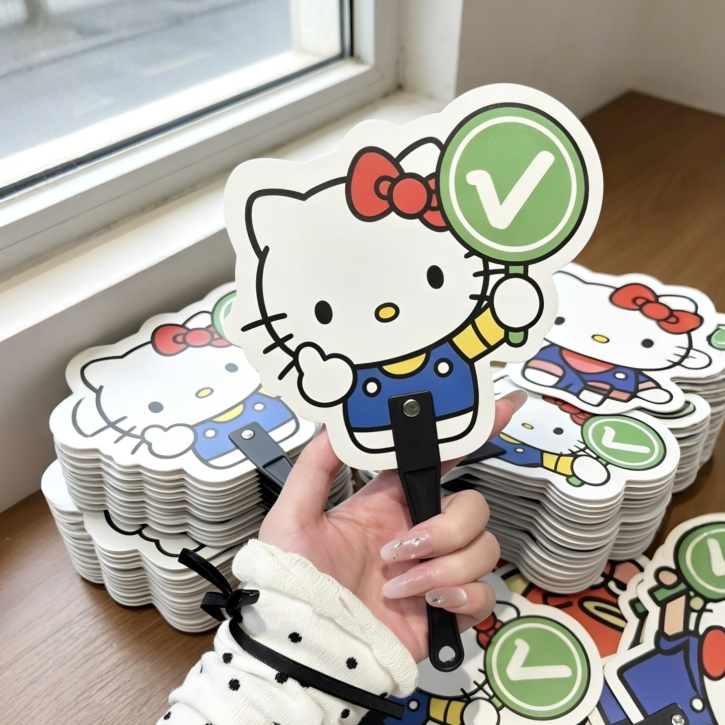哈喽KT对错扇子随身携带可爱卡通猫咪对错举手牌双面手持拍照道具