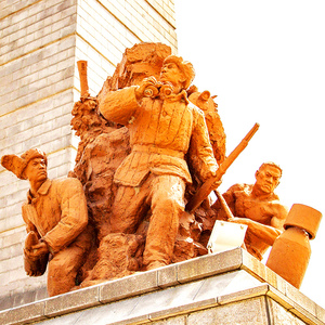 乘胜追击组雕人物铸铜玻璃钢景区场景大型室内雕塑艺术定制摆件