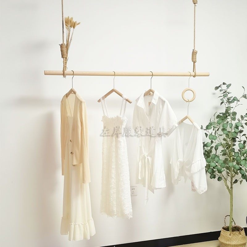 服装店钢丝实木悬挂衣杆上墙吊顶侧挂展示架简约麻绳吊挂橱窗吊杆