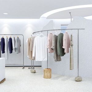 新款半圆弧形带石头木头不锈钢服装展示架服装店中岛落地式挂衣架