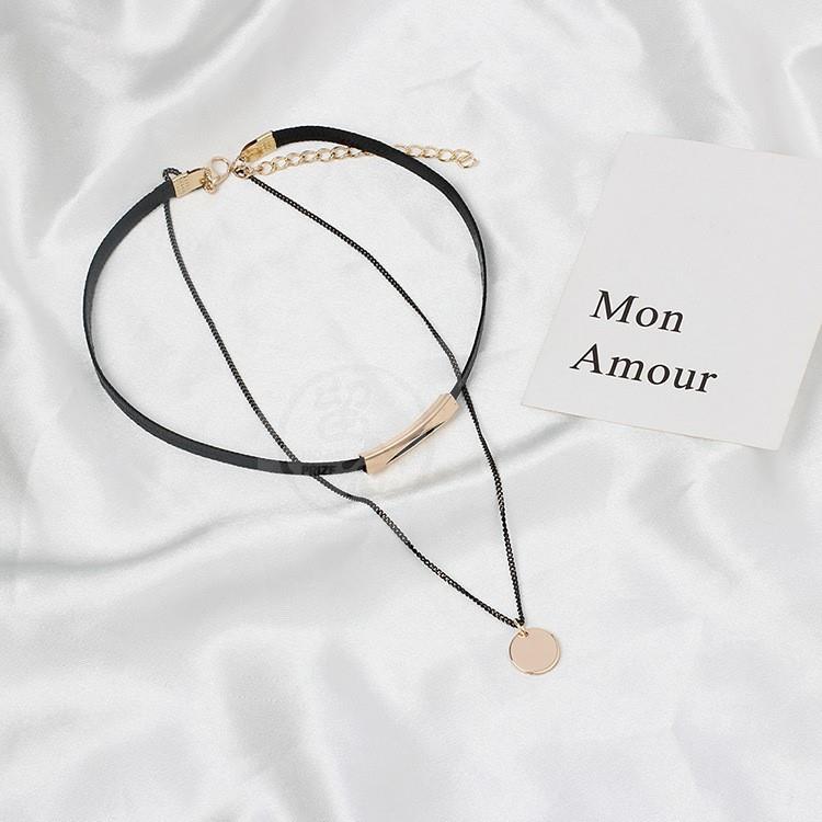 。Accessories: round sequins  black Choker Necklace  multi-l