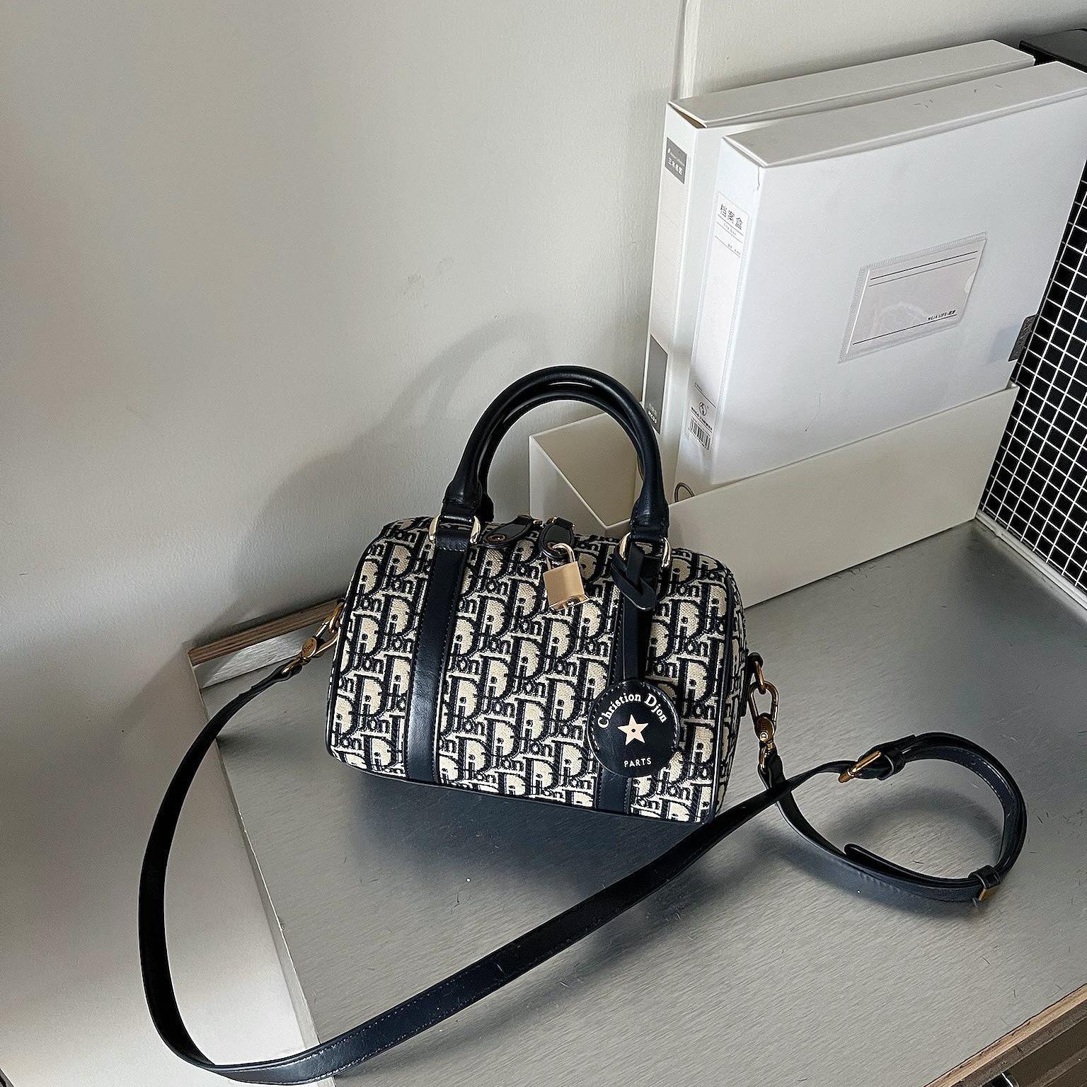 djon时尚百搭老花波士顿包女手提单肩斜挎包保龄球包蓝色刺绣小包