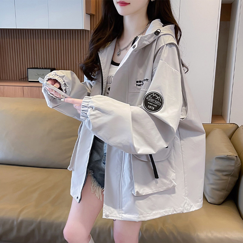 美式冲锋衣外套女2025春秋新款设计感宽松大码学生连帽工装夹克潮