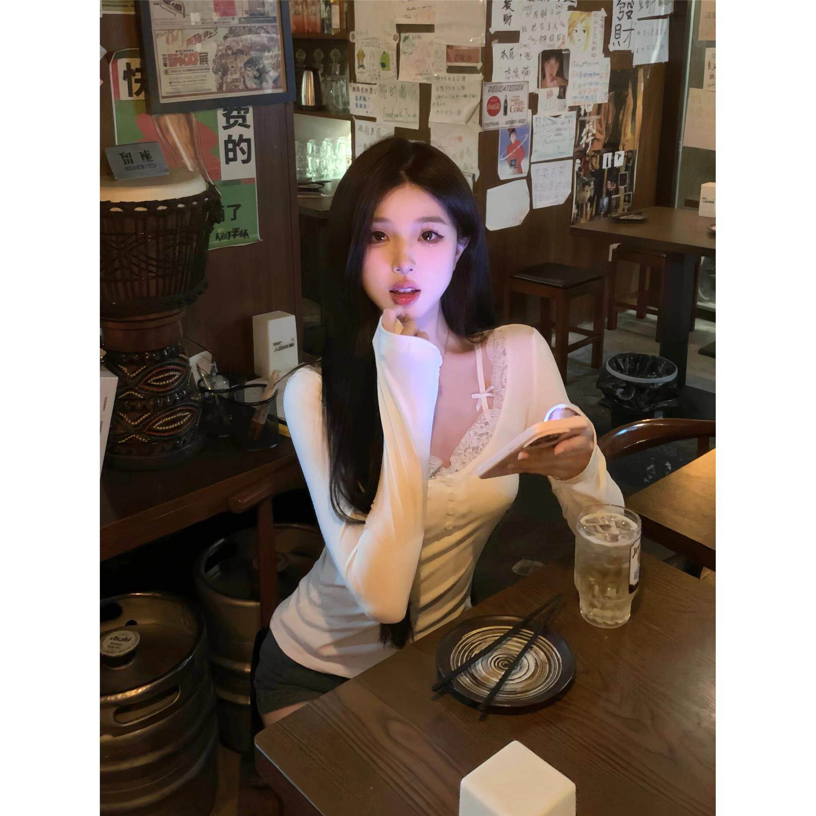 순수한 욕망 섹시한 레이스 접합 봄과 가을 여성을위한 긴팔 티셔츠 핫 걸스 내부 레이어링 셔츠 슬림 슬림 오른쪽 어깨 탑