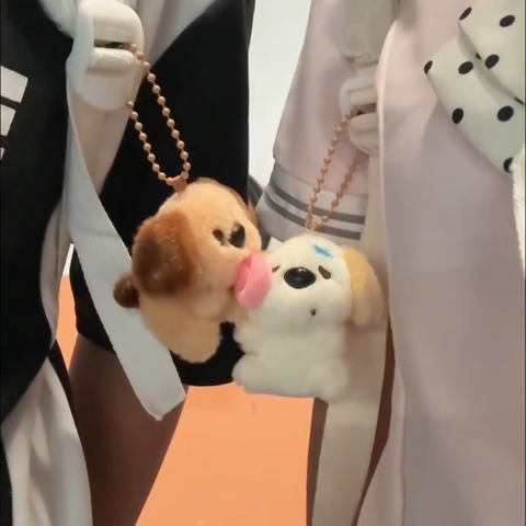 情侣毛绒小狗磁吸舔脸包挂件