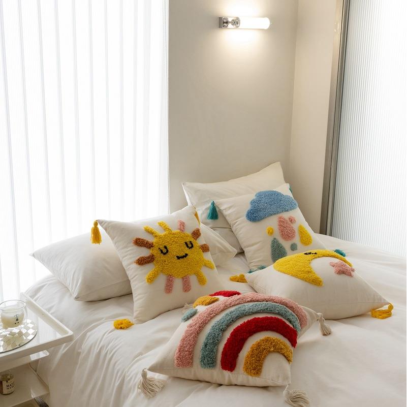 新款直销新款儿童卡通抱枕床头靠垫簇绒绣抱枕ins高级感沙发靠背