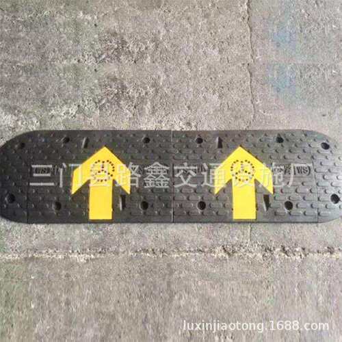 承受500吨减速板高速公路减速带厂家直供塑钢减速带