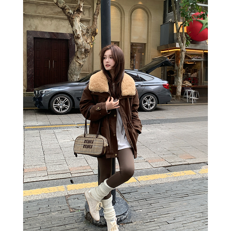 摩登复古巴恩风羊羔毛皮毛一体毛领皮草羽绒派克服女25大衣B2447