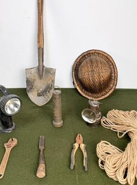 民俗老物件矿工工具矿灯铁皮嘎斯灯矿工帽老式铜手电筒旧货摆件