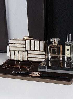 样板房衣帽间主卧衣柜梳妆台女士太阳镜手表手套摆件装饰托盘组合