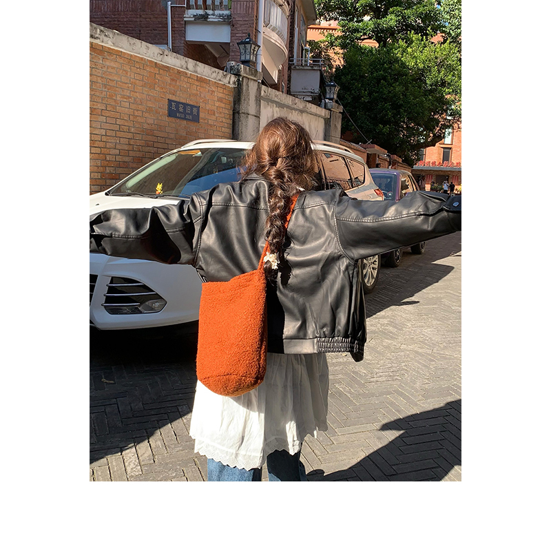 UR2024新款女士包秋冬纯色羊羔毛水桶包焦糖色红色圣诞斜挎包毛毛