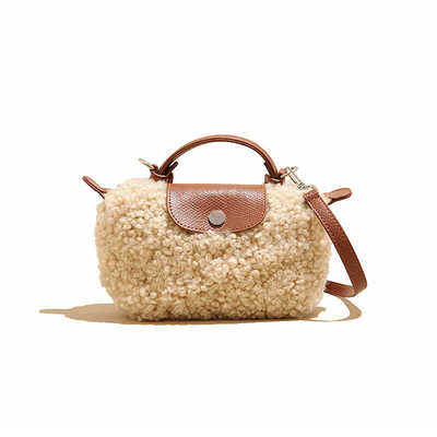 UR高级羊羔毛斜挎包包女2024新款秋冬百搭高级感单肩手提毛毛包