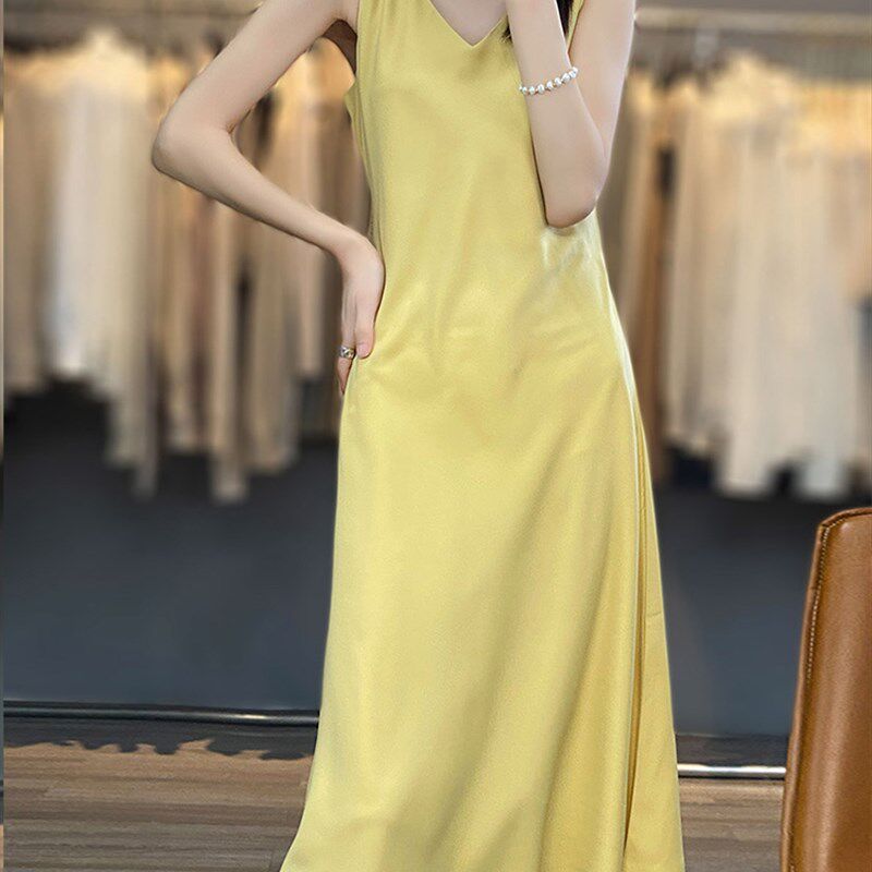 长款过膝吊带背心连衣裙女性感美背无袖内搭打底气质缎面A字长裙