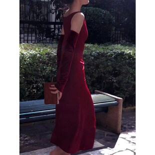 情迷维也纳_勃艮第酒红色设计感V领背心连衣裙年会晚礼服玫瑰来信