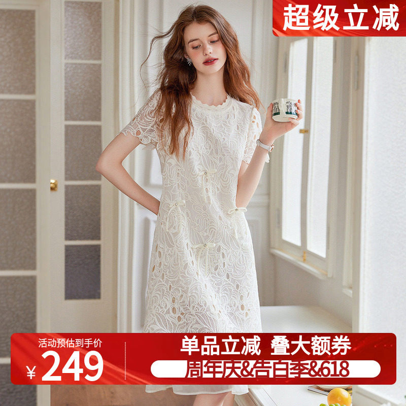 白鹿语名媛风镂空波浪花边裙26夏季新款圆领蝴蝶结钉珠女式连衣裙