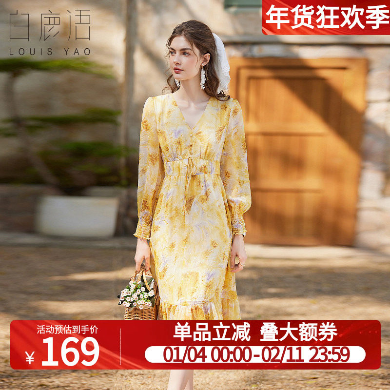 白鹿语荷叶摆印花长裙2025春季新款时尚V领装饰扣修身碎花连衣裙