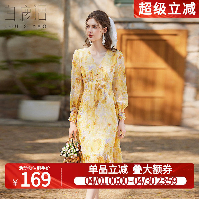 白鹿语荷叶摆印花长裙春季新款时尚V领装饰扣修身碎花连衣裙