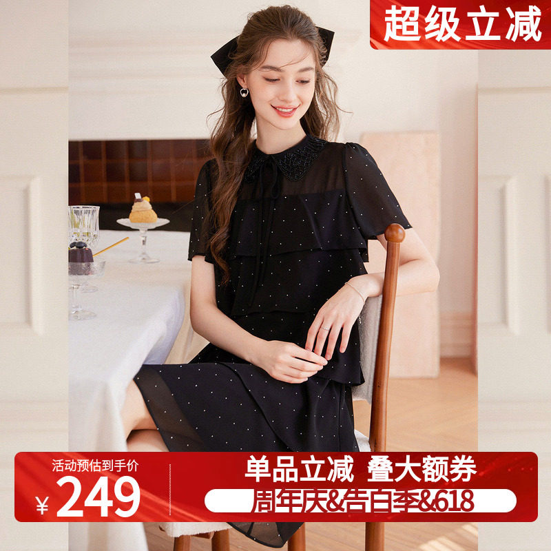 白鹿语蛋糕层拼接小黑裙女26夏甜美烫压工艺泡泡袖串珠系带连衣裙