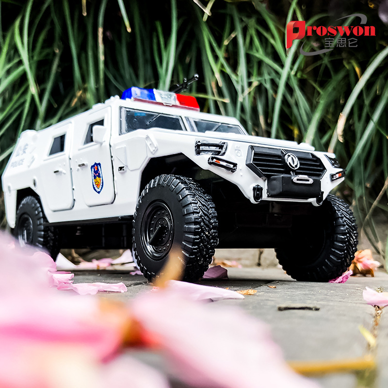 宝思仑1:24东风猛士防爆装甲警车合金汽车模型回力声光玩具热销