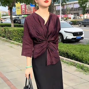 2025早秋别致独特轻奢高级感酒红色衬衫女洋气法式减龄通勤风上衣