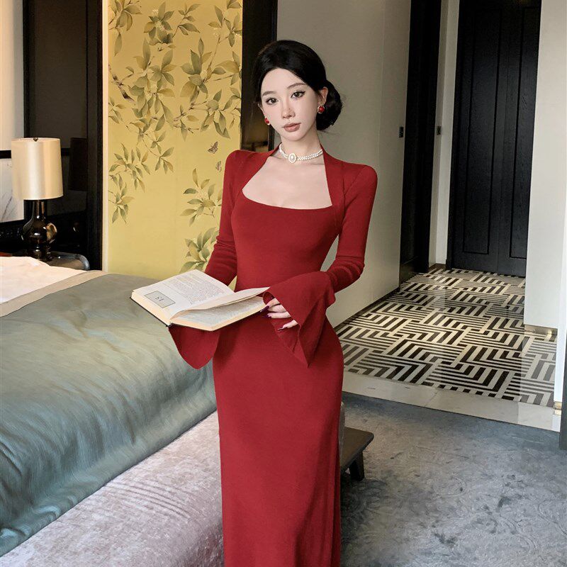 法式复古方领红色喇叭袖长袖针织连衣裙女秋冬修身收腰打底长裙