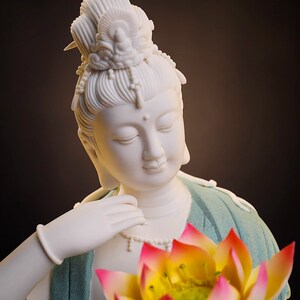 陶瓷水月自在观音佛像工艺品新中式禅意灯圈摆件客厅玄关家居装饰