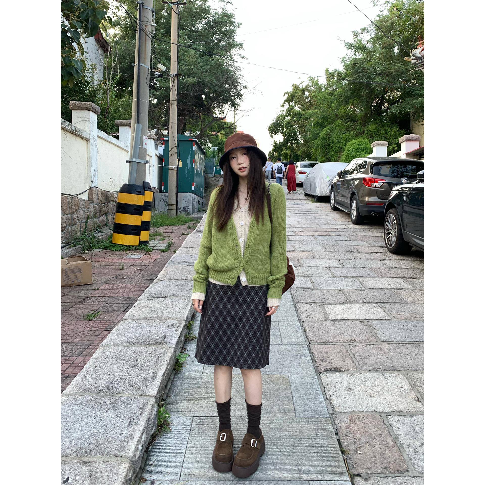 荒荒家 假两件V领毛衣外套2025秋季新款小众软糯设计套头针织衫女