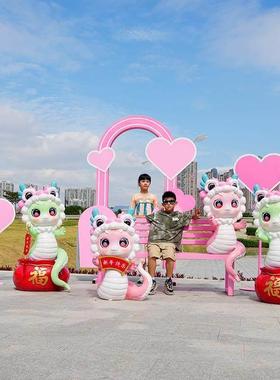 2025新年生肖动物卡通蛇玻璃钢雕塑商场店铺春节元旦活动装饰摆件