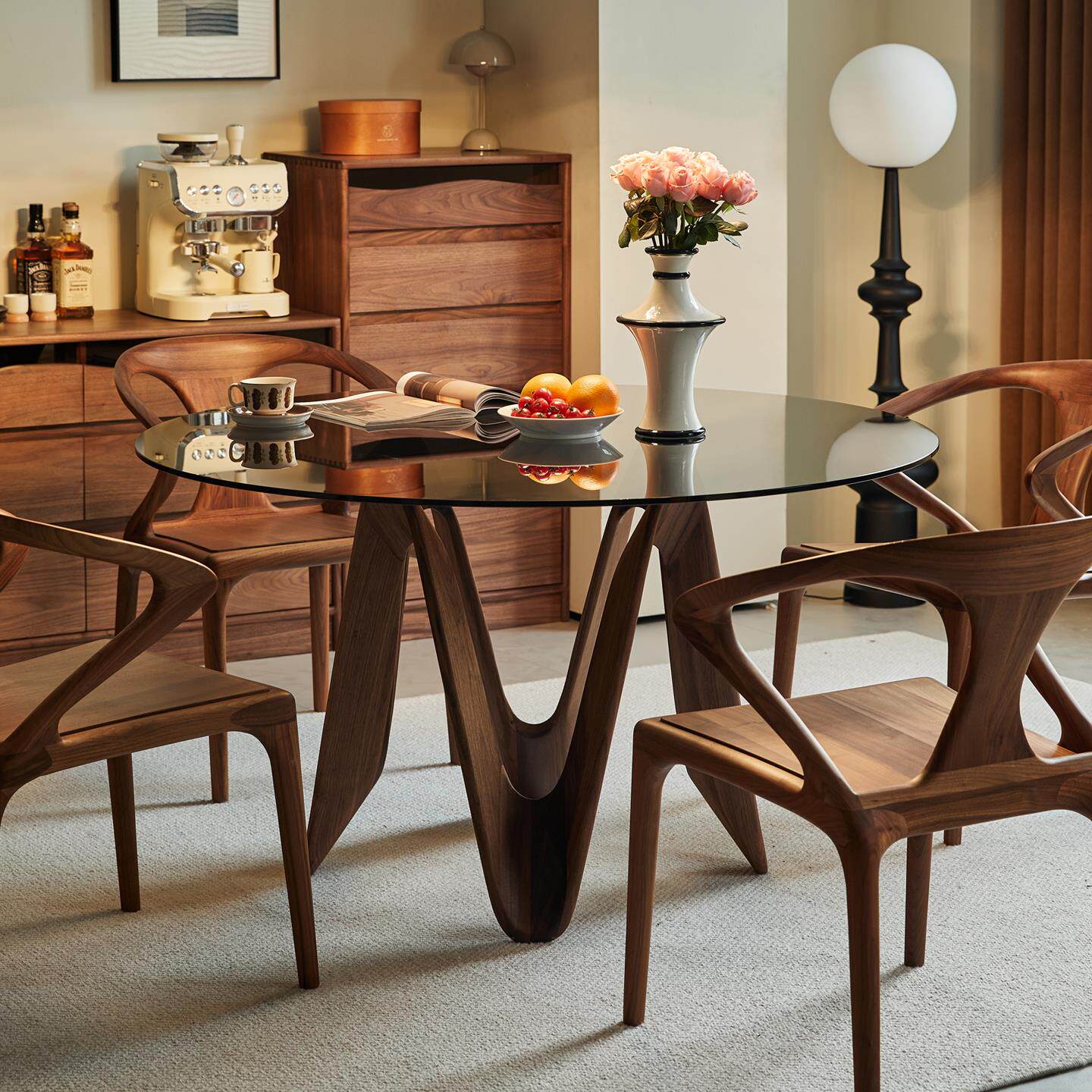 现代小户型家用餐桌北欧简约实木钢化玻璃圆桌北美黑胡桃木圆餐桌